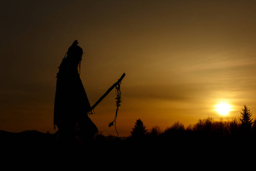A native american shaman practicing shamanism.