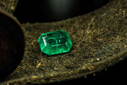 An emerald crystal with magical and metaphysical properties. 